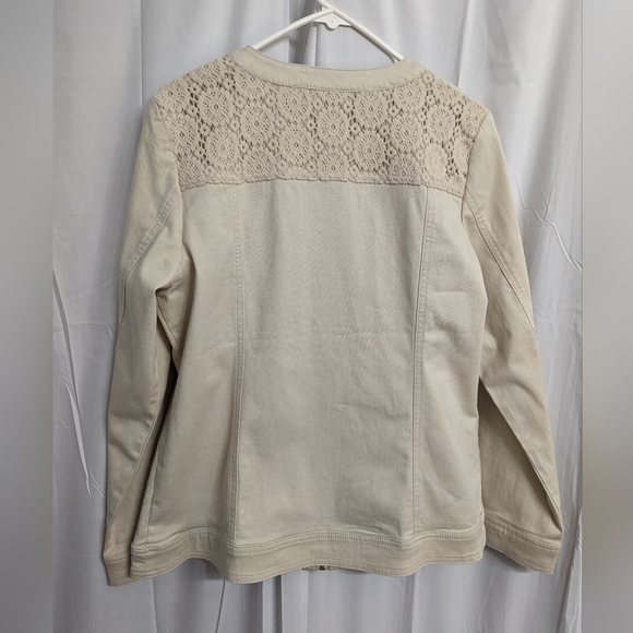 Cream 🧥 - Picture 3 of 5